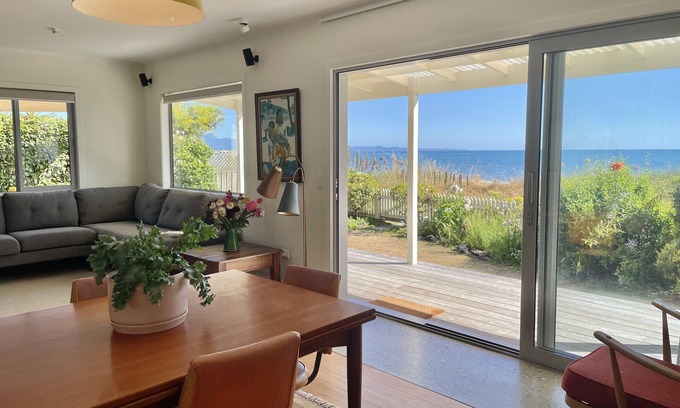 Patons Rock House | Beachfront Bach, moments to ocean, breathtaking views, family friendly, Wi-Fi