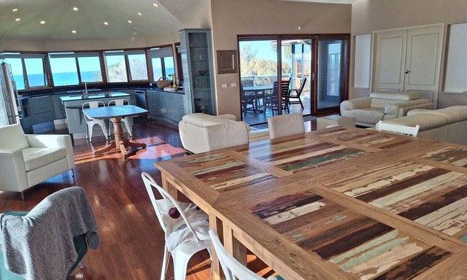 Tura Beach House | Beachfront Beauty