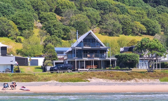 Opito Bay Cottage | Beachfront Beauty - Opito Bay Holiday Home