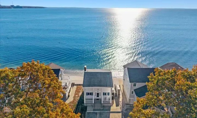 Niantic House | Beachfront Bliss-July 19th Fireworks -Spectacular Views of Niantic Bay
