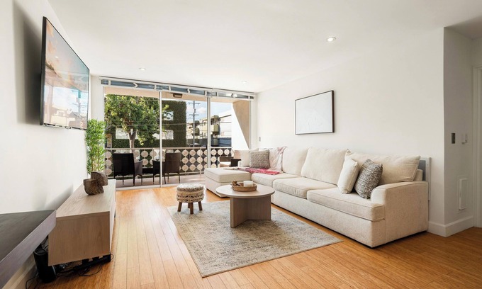 Wilshire Montana Apartment | Beachfront Bliss: Spacious 2BR Apt Santa Monica