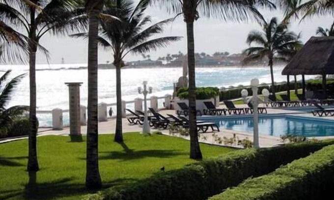 Zona Hotelera House | Beachfront Bliss - Spacious 4-Bed with Ocean View