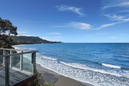 Te Kaha House | Beachfront Breakaway