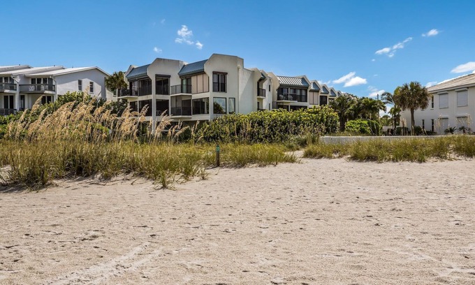 Holmes Beach Condo | Beachfront Complex: Enjoy Amenities, Beach Gear and Beach Access!