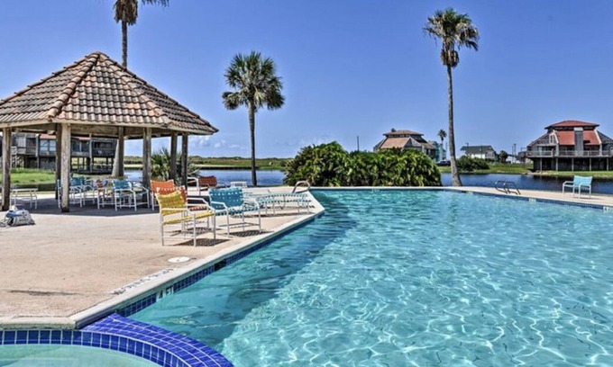 Matagorda House | Beachfront Condo at Matagorda Dunes with Pool Access