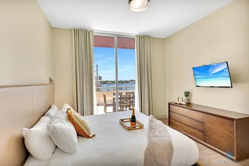 Hollywood Apartment | Beachfront Condo-ROOFTO POOL- 2 BEDROOMS 2 BR !