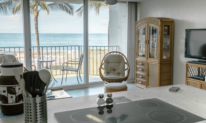 Maili Condo | Beachfront Condo