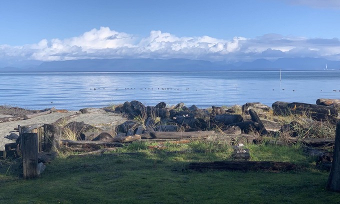 Comox Cabin | Beachfront cottage right on Kye Bay, Comoxn