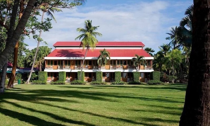 Carenero Apartment | Beachfront Dream! White Sand Beach, Pools, Family-Friendly, Parking!