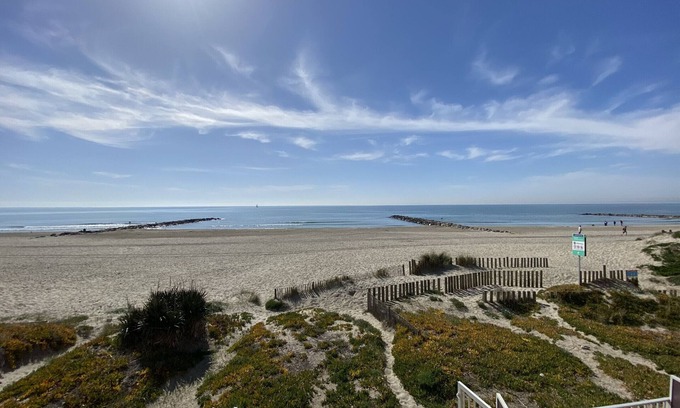 Carnon-Plage Apartment | Beachfront Duplex F3, 6 Sleeps, WiFi, Parking, Pets Allowed – 15 min from Montpellier