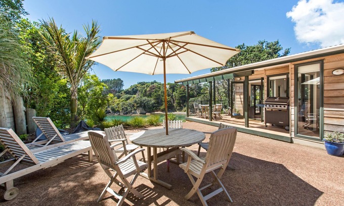 Ostend House | Beachfront Enclosure Bay - Modern 4 Bedroom Home with the Beach on your Doorstep!