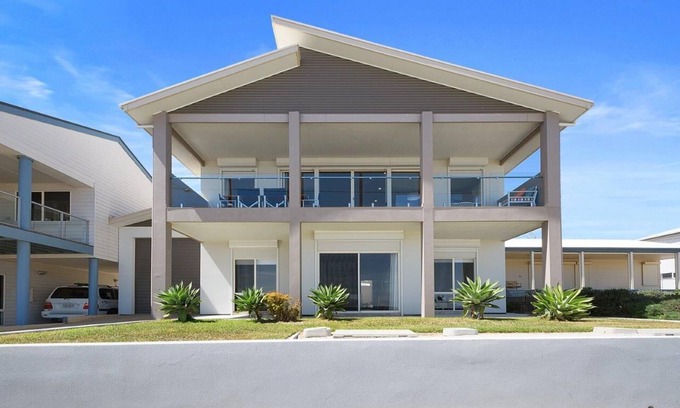Minlacowie House | Beachfront escape with breathtaking views and quality accommodation.