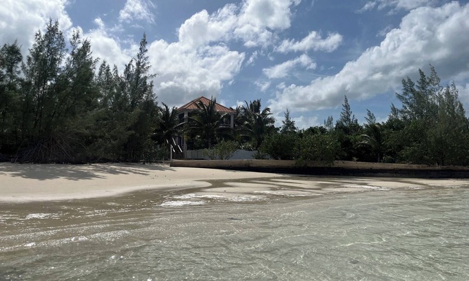 Green Turtle Cay House | Beachfront Estate on Coco Bay , 2 apartments 1 house 7 bedrooms 7 bathrooms