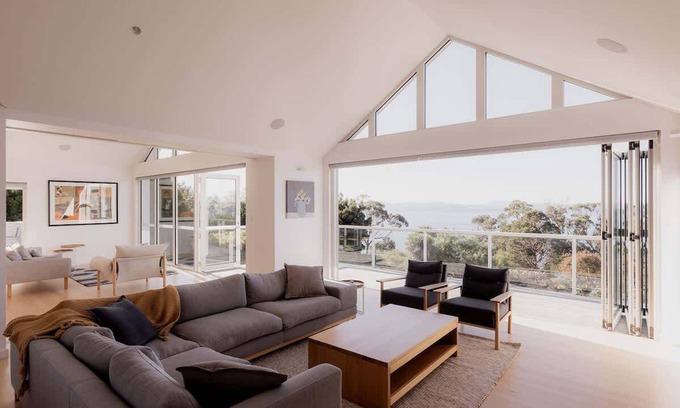 Roches Beach House | Beachfront Estate with Tennis Court