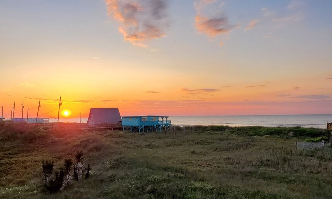 Surfside Beach House | Beachfront Family Fun! 30s to Sand – 1 King, 2 Queens, Bunks, Prvt Beach Access!