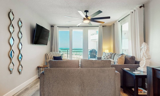 Fort Walton Beach Condo | Beachfront fifth-floor condo with Gulf views, W/D, outdoor pool, & grill access