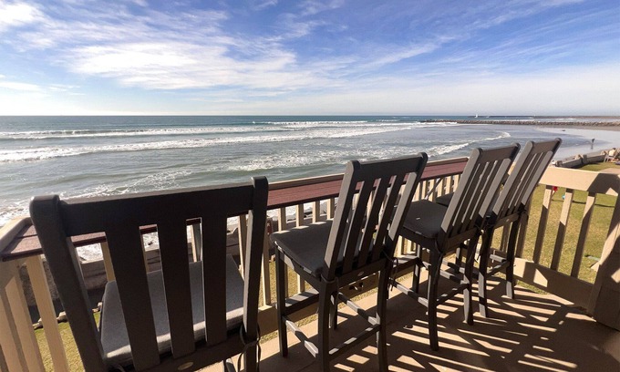 Townsite Condo | Beachfront-Full Panoramic Ocean Views. D24 North Coast Village