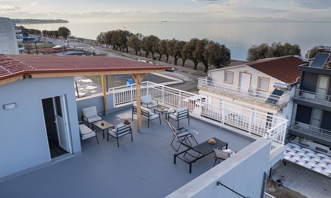 Neoi Epivates Apartment | Beachfront getaway near Thessaloniki - 8 min. to the airport Family-friendly!