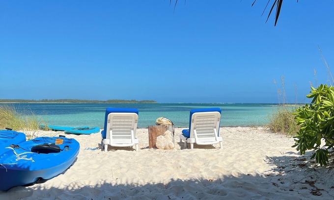 Winding Bay House | Beachfront Getaway on Winding Bay - Pink Sand, Turquoise water