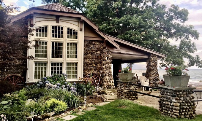 Dunkirk Condo | Beachfront Historical home 1Br/1Ba apt on Lake Erie w/Balcony, WiFi, Streaming