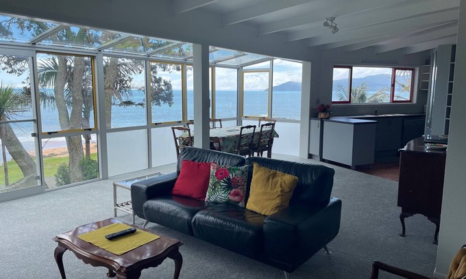 Doubtless Bay Apartment | Beachfront Holiday for you! 2 bedroom sleeps up to 5 Pet Friendly Nautilus House