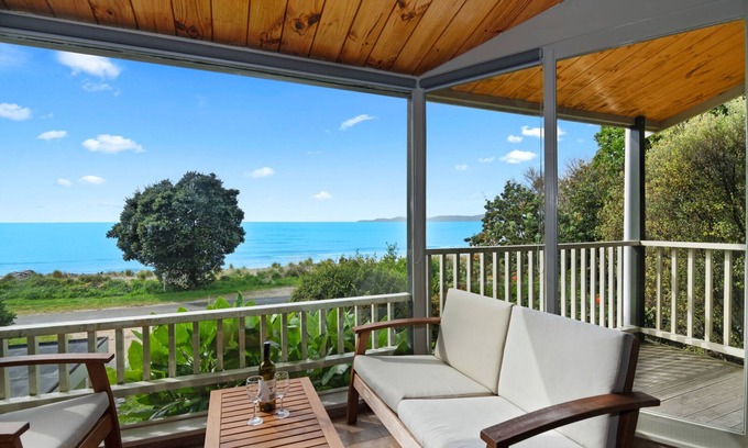 Collingwood House | Beachfront home-pets allowed
