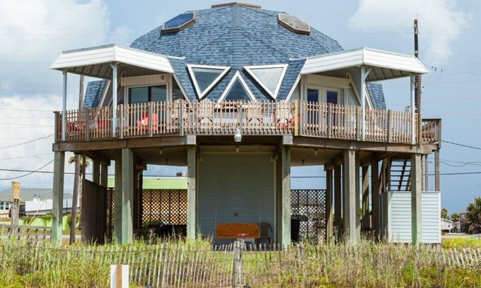 Galveston House | Beachfront Home with Beautiful Views