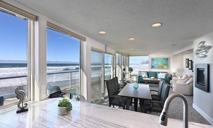 Lincoln City Condo | Beachfront, Hot Tub, BBQ | The Perfect Wave