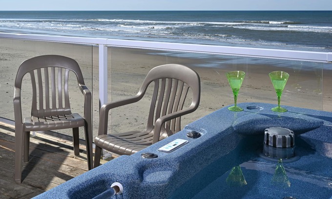 Lincoln City Apartment | Beachfront, Hot Tub, BBQ | The Lookout