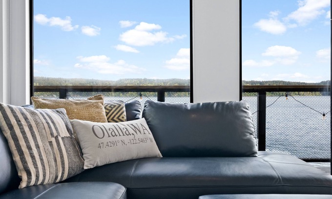 Olalla House | Beachfront House- Kayaks- Bouy