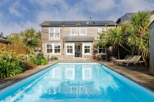 East Wittering House | Beachfront House w Pool & Steam