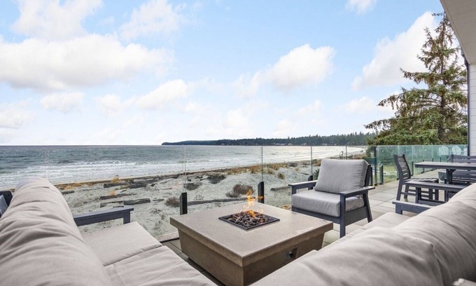 Black Creek House | Beachfront Luxury Suite #19 at THE BEACH HOUSE