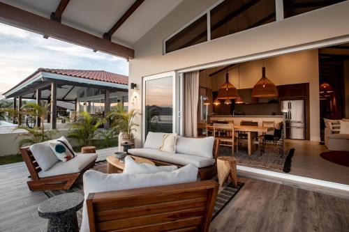 Las Escobas del Venado Villa | Beachfront Luxury and Pool 4BR Villa Linda