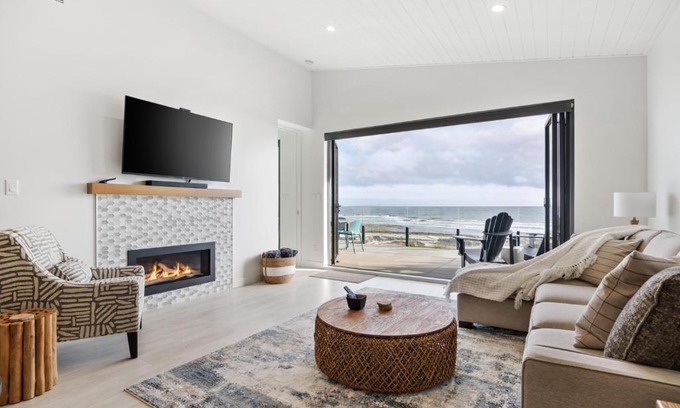Black Creek Apartment | Beachfront Luxury Suite #15 at THE BEACH HOUSE