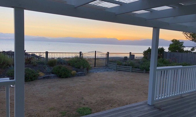 Ruby Bay House | Beachfront luxury in Ruby Bay - 30 mins to Nelson
