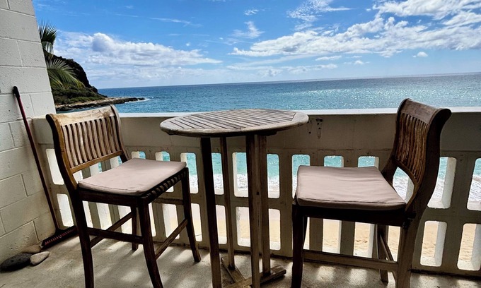 Makaha Condo | 🌊 Beachfront Makaha Condo, Breathtaking Ocean Views, SUMMER SPECIALS! ☀️