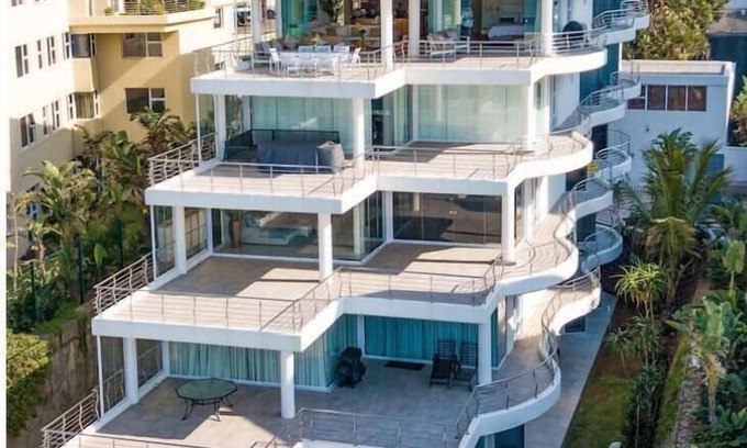 Umhlanga Apartment | Beachfront, modern, off-grid luxury apartment