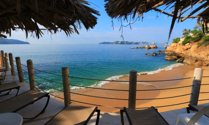 Costera Acapulco Hotel | Beachfront Suite at Hotel Torres Gemelas