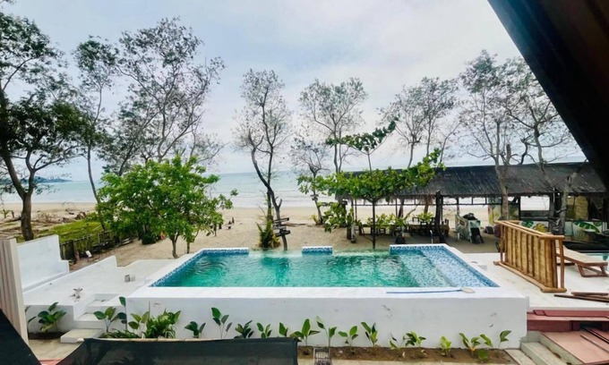 Sipalay Apartment | Beachfront Oasis: Blissful Studio