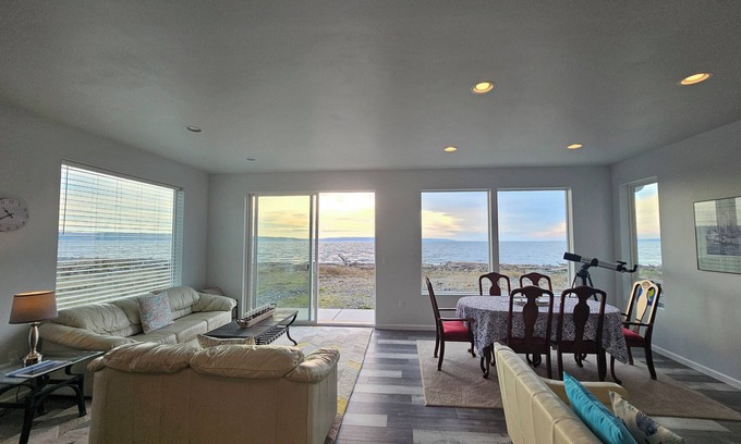 Coupeville House | Beachfront Oasis