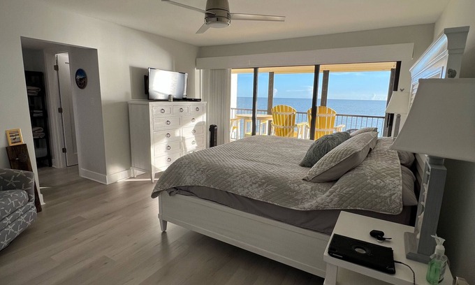 Madeira Beach Condo | Beachfront on Gulf of Mexico- Madeira Beach , Florida 2 br/2ba Fully remodeled