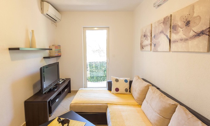 Petrovac Apartment | Beachfront One Bedroom Apartment with balcony and backyard view