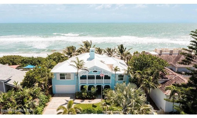 Floridana Beach House | Beachfront Paradise! GREAT FAMILY Vacation! SALTWATER HEATED POOL