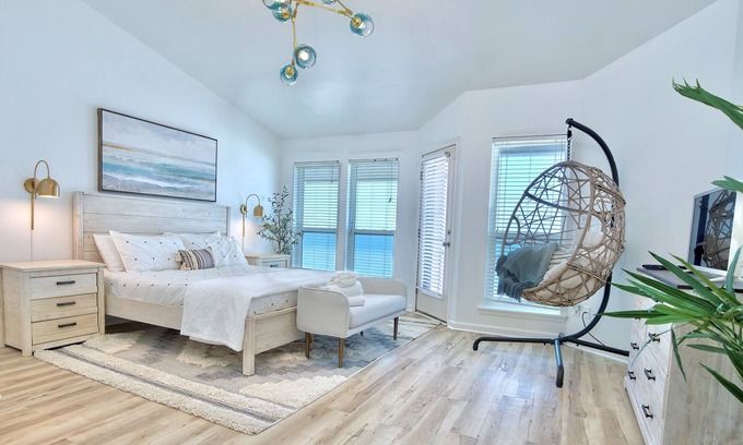 East End House | Beachfront~Pet Friendly~BeachGear~Pool Access~