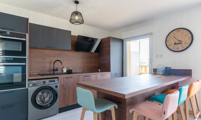 Biscarrosse Plage Apartment | Beachfront Renovated 2BR Apartment with Pool & Parking - Biscarrosse - Sleeps 6