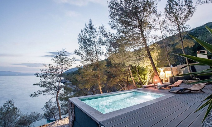 Selca Cottage | Beachfront robinson cottage with a pool