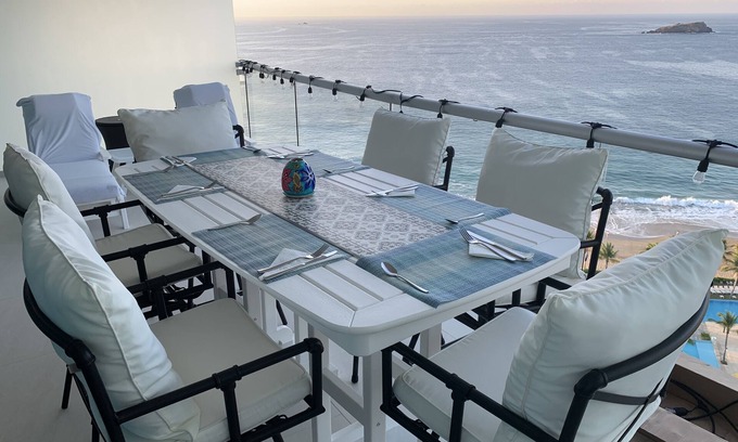 Ixtapa Apartment | Beachfront, spectacular ocean views, gorgeous pools, one bedroom Open Concept