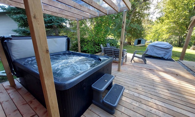Marmora Cottage | Beachfront Stay · Hot Tub · Games · Firepit ·Water Toys · Family-Friendly