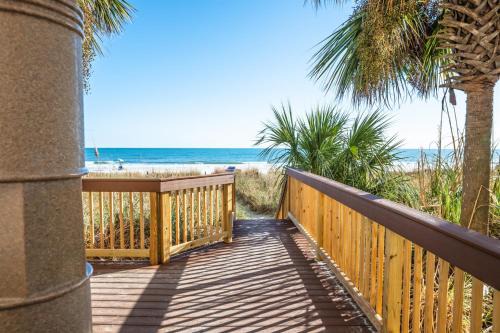 Crescent Beach Apartment | Beachfront stay w balcony & hot tubs