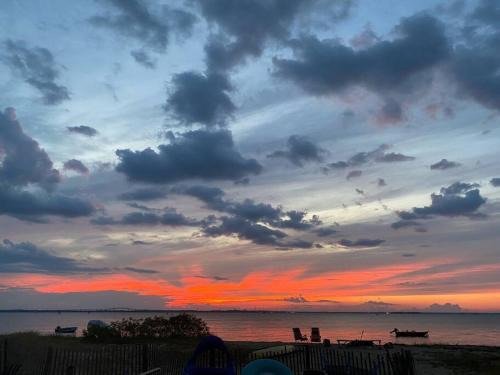 Hancocks Bridge House | Beachfront Sunsets At Oakwood Beach